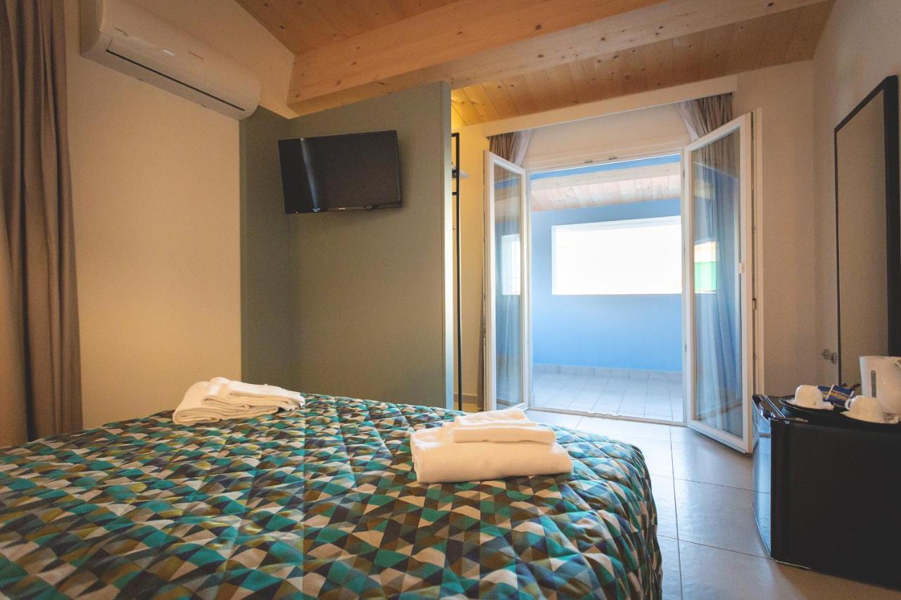 Via Siena 4 - Suites & Rooms มารินา ดิ เชชินา ภายนอก รูปภาพ