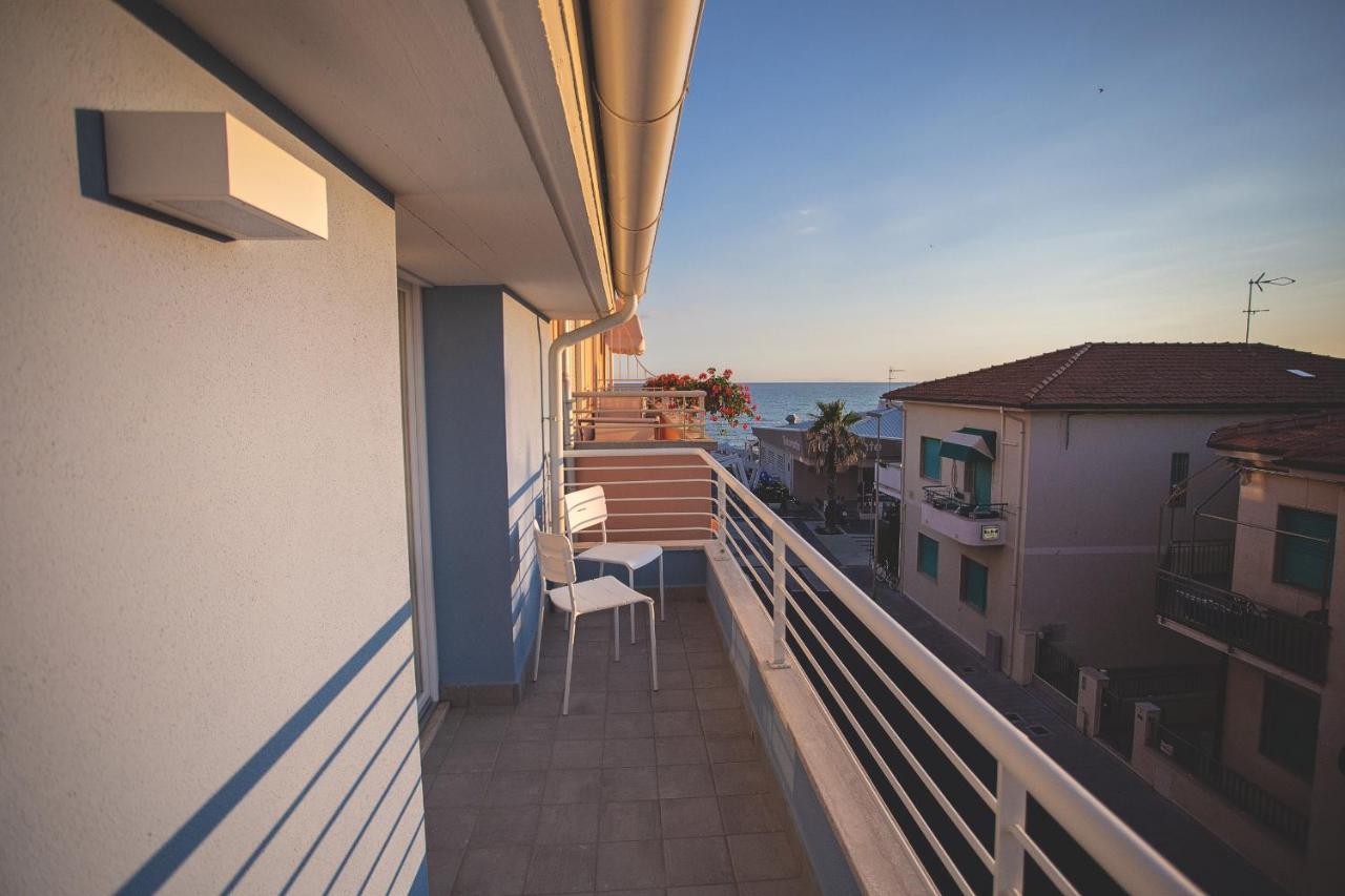 Via Siena 4 - Suites & Rooms มารินา ดิ เชชินา ภายนอก รูปภาพ