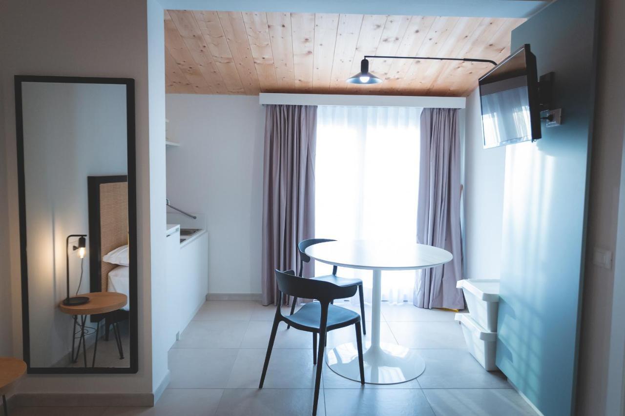 Via Siena 4 - Suites & Rooms มารินา ดิ เชชินา ภายนอก รูปภาพ