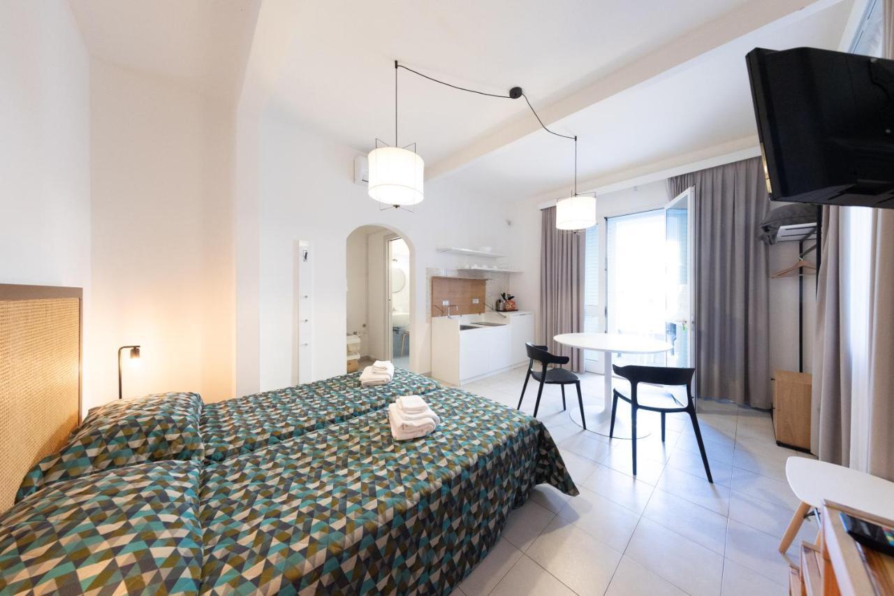 Via Siena 4 - Suites & Rooms มารินา ดิ เชชินา ภายนอก รูปภาพ