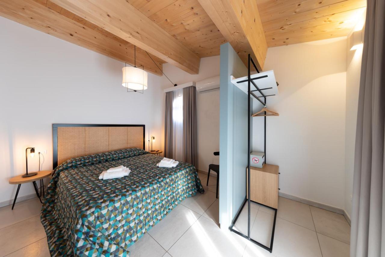 Via Siena 4 - Suites & Rooms มารินา ดิ เชชินา ภายนอก รูปภาพ